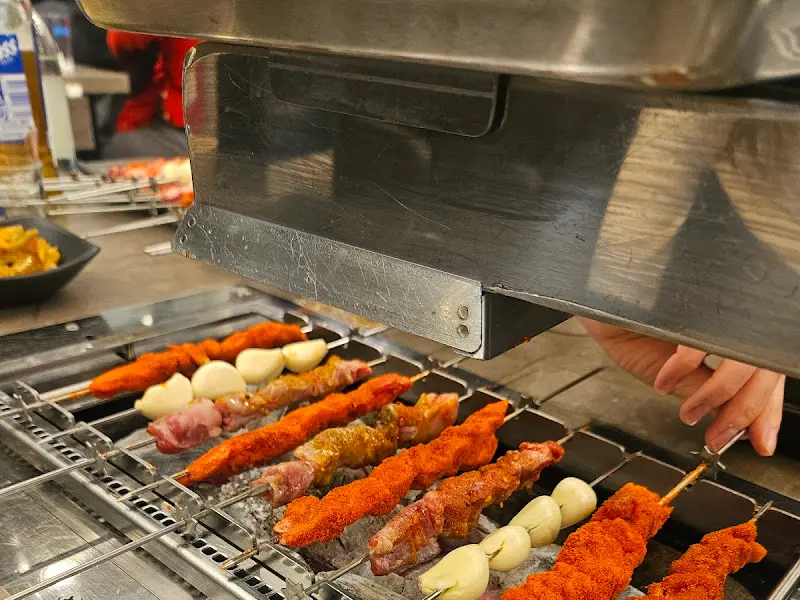 숯불 위에서 익어가는 양꼬치