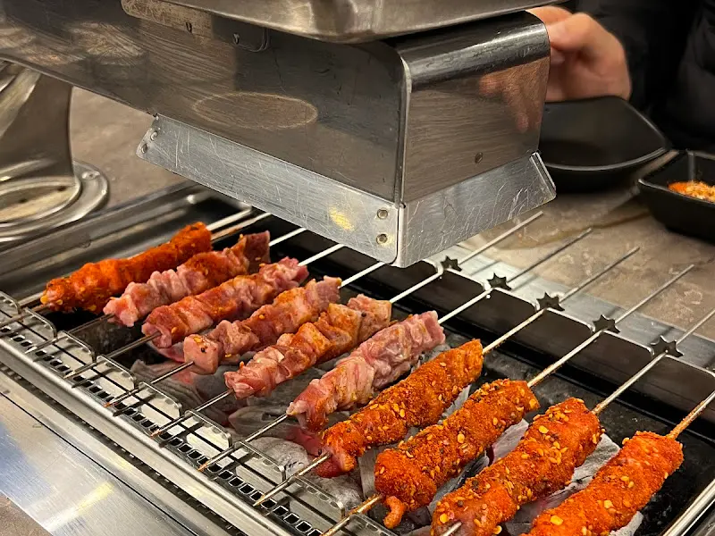 노릇노릇 구워진 양꼬치