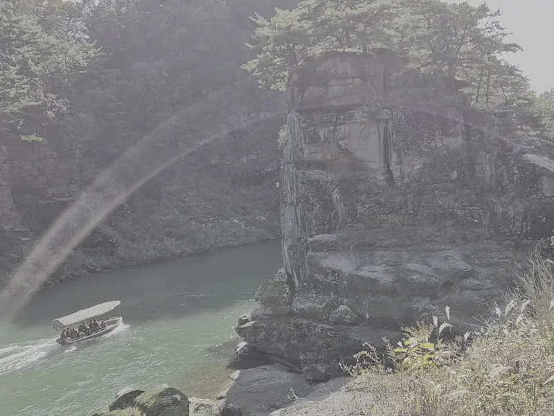 한탄강을 가로지르는 유람선