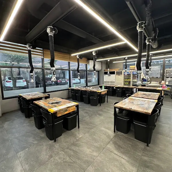 식당 내부 테이블 전경