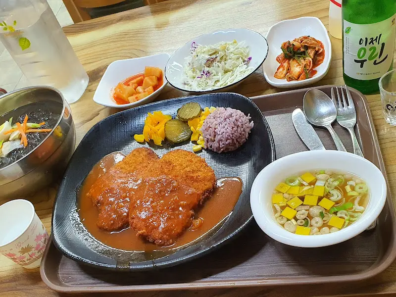 한 상 가득 차려진 돈까스 세트