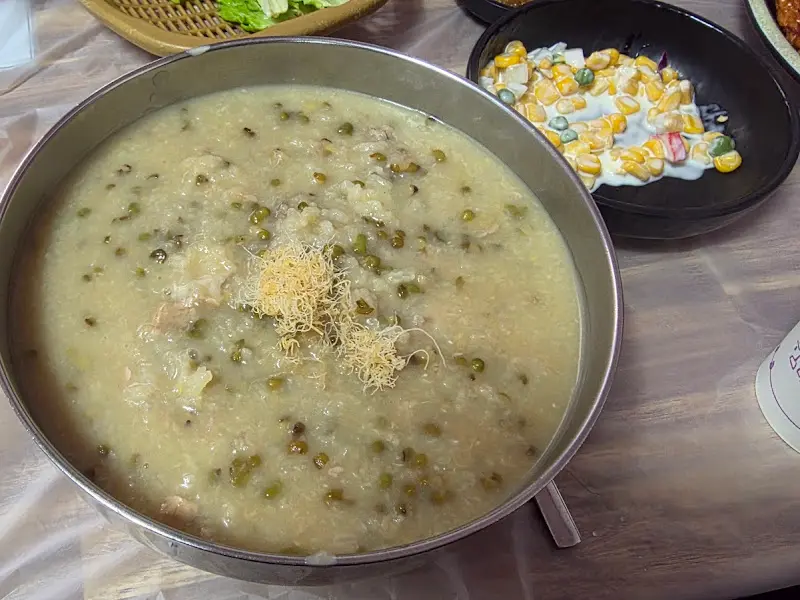 녹두가 듬뿍 들어간 닭백숙