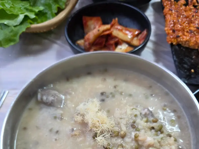 닭백숙과 닭불고기 한 상 차림