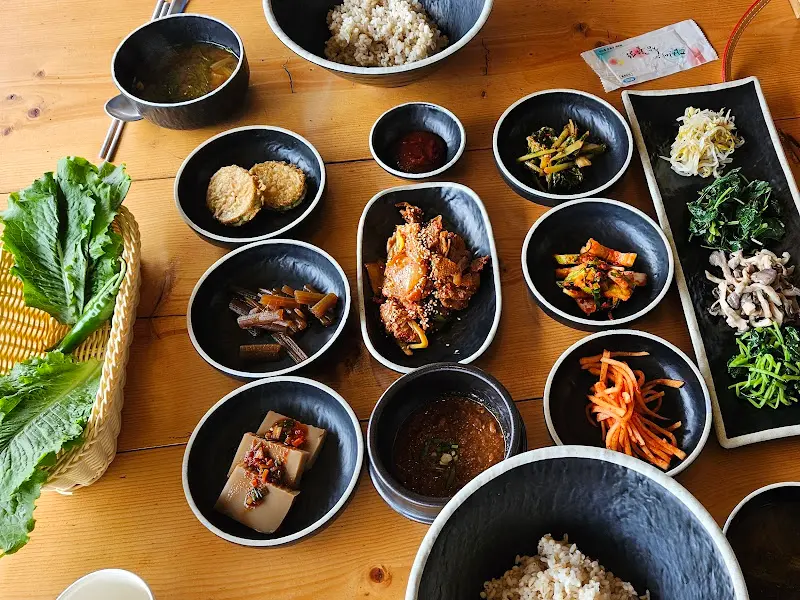 정갈하게 차려진 보리밥 한 상