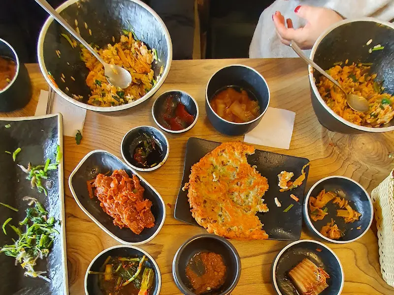 다채로운 반찬과 함께 비벼 먹는 보리밥