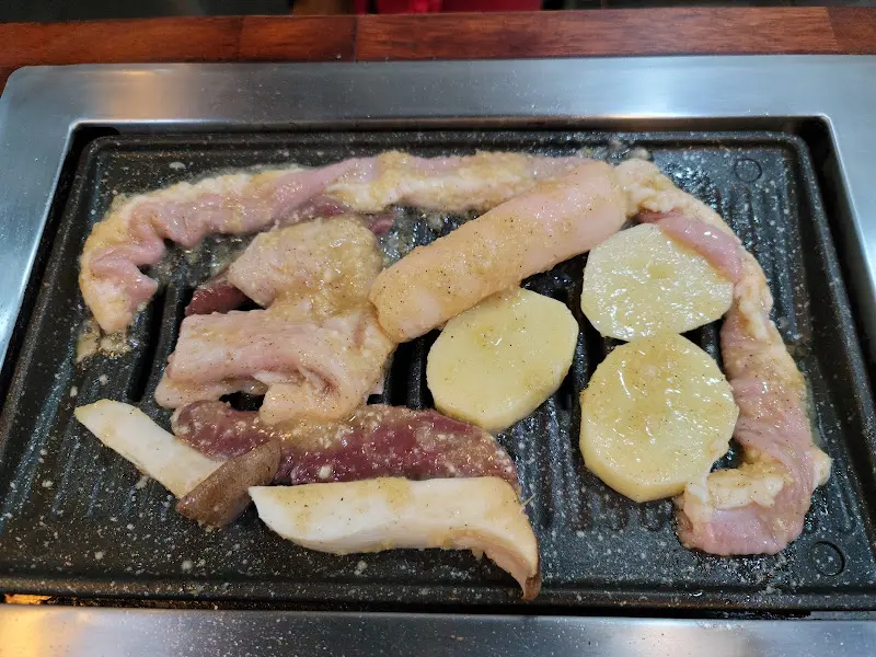 불판 위에서 익어가는 양곱창