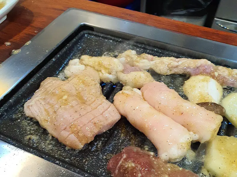 불판 가득 채운 양곱창 모듬