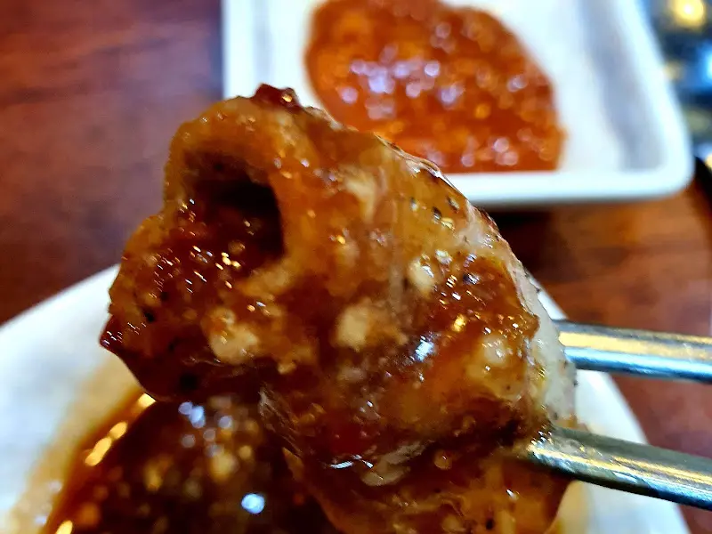 특제 소스에 찍어 먹는 양곱창의 황홀한 맛