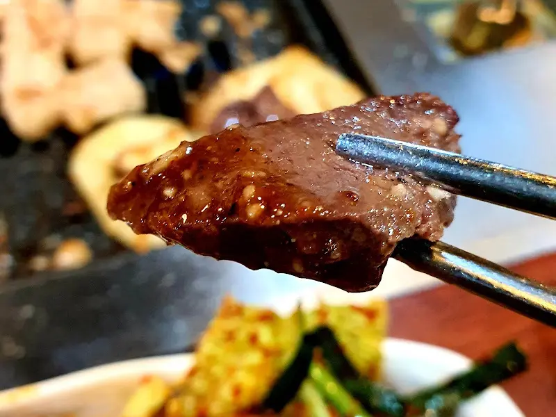 젓가락으로 집어 올린 윤기 자르르 흐르는 곱창