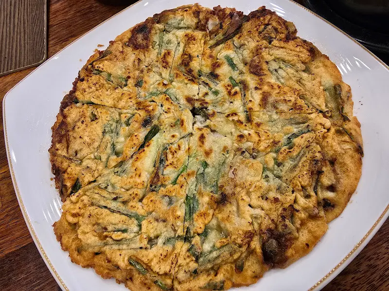 노릇하게 구워진 낙지파전