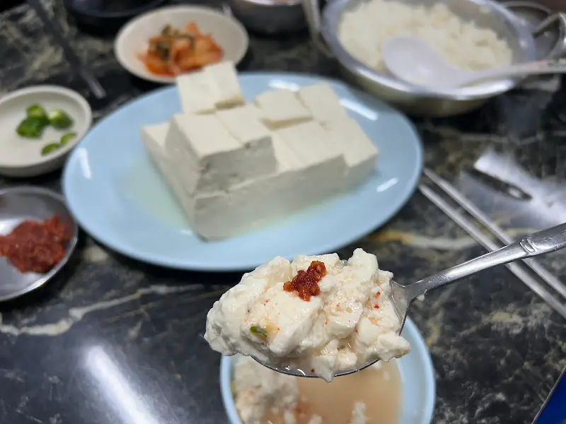 순두부를 떠먹는 모습