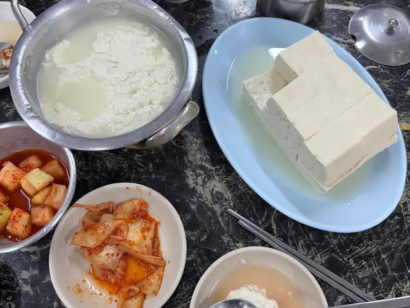 한상 가득 차려진 모습