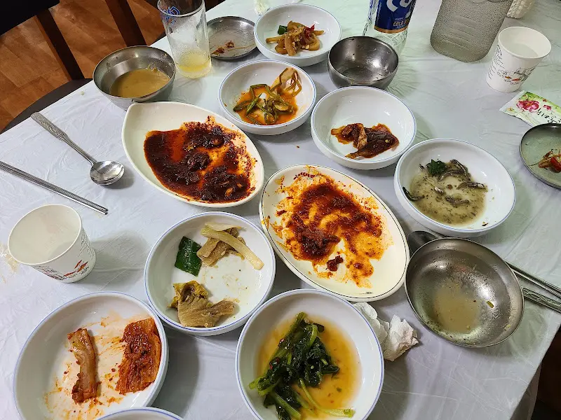 다채로운 반찬들이 차려진 테이블