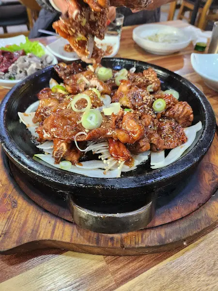 숯불 위에서 구워지는 돼지갈비