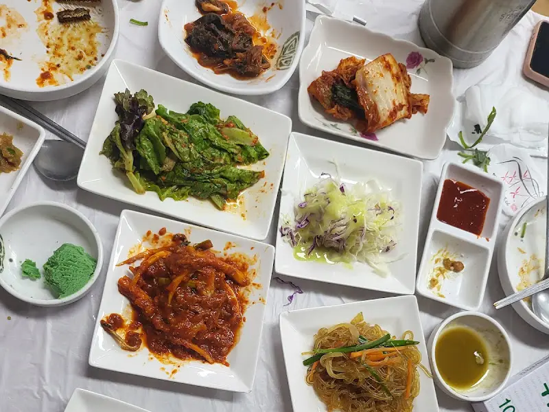 깔끔하게 비워진 식탁