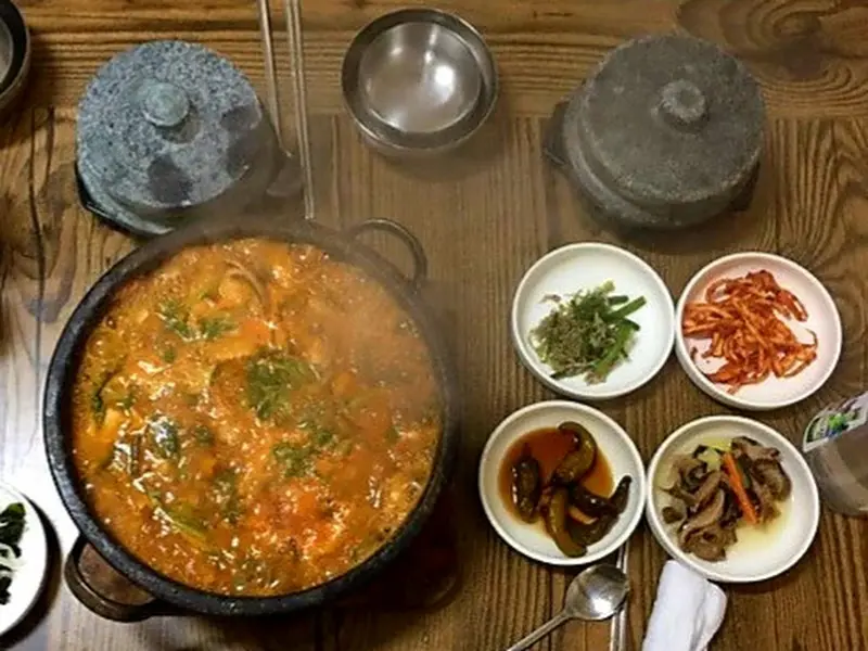 메기 매운탕과 밑반찬