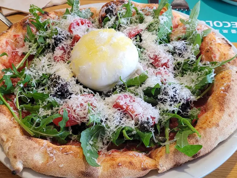 부라타 치즈 샐러드 피자