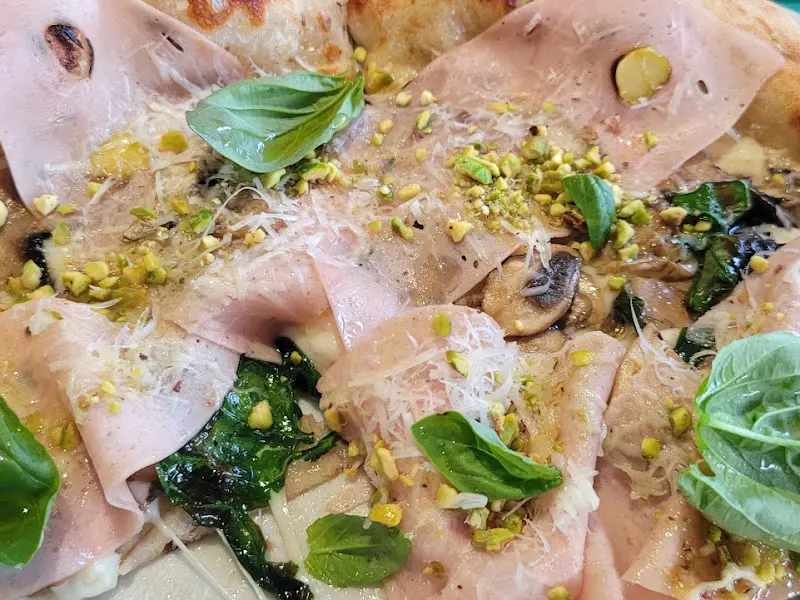 햄, 버섯, 바질이 토핑된 피자