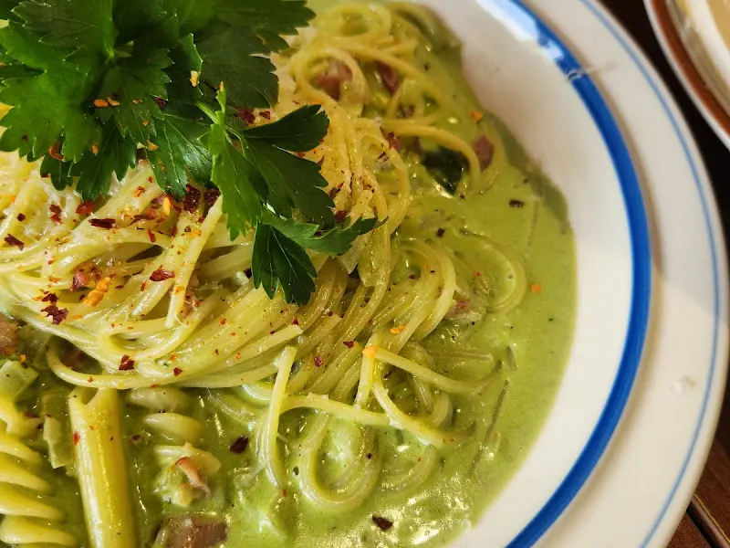 초록색 크림 파스타