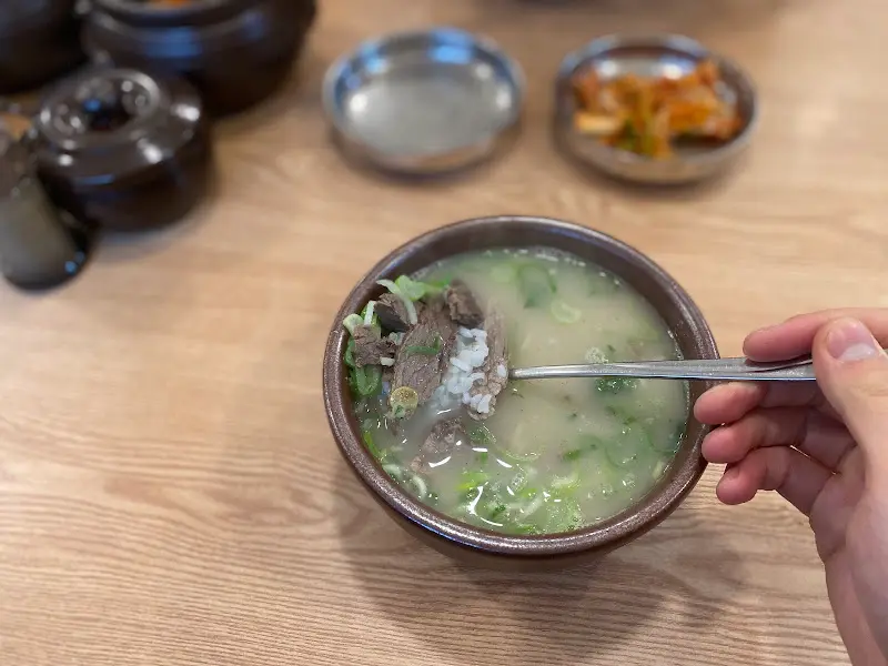 숟가락으로 고기를 들어올리는 모습