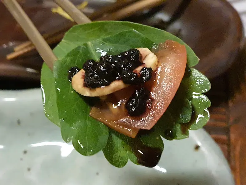 쌈 위에 올려진 견과류