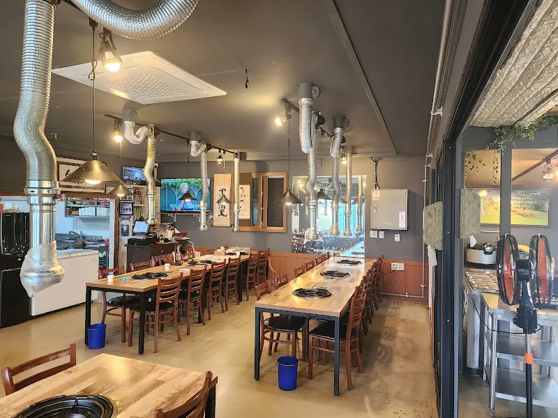 넓은 식당 내부