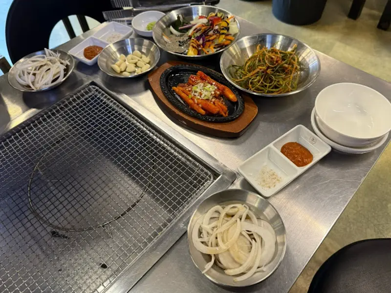 푸짐하게 차려진 밑반찬