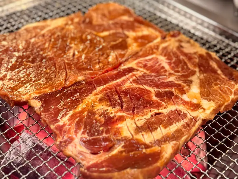 숯불 위에서 익어가는 소갈비