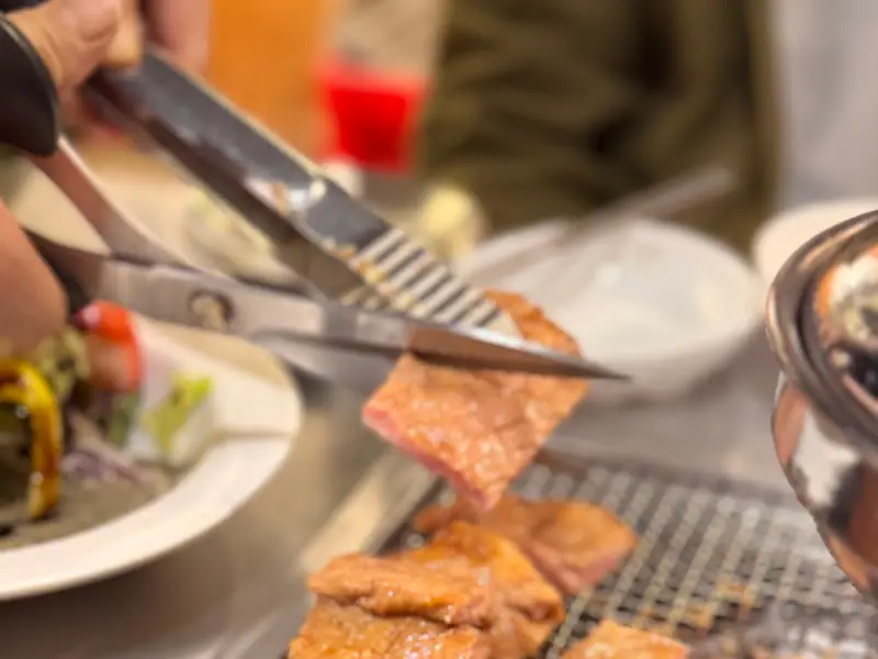 고기를 자르는 모습