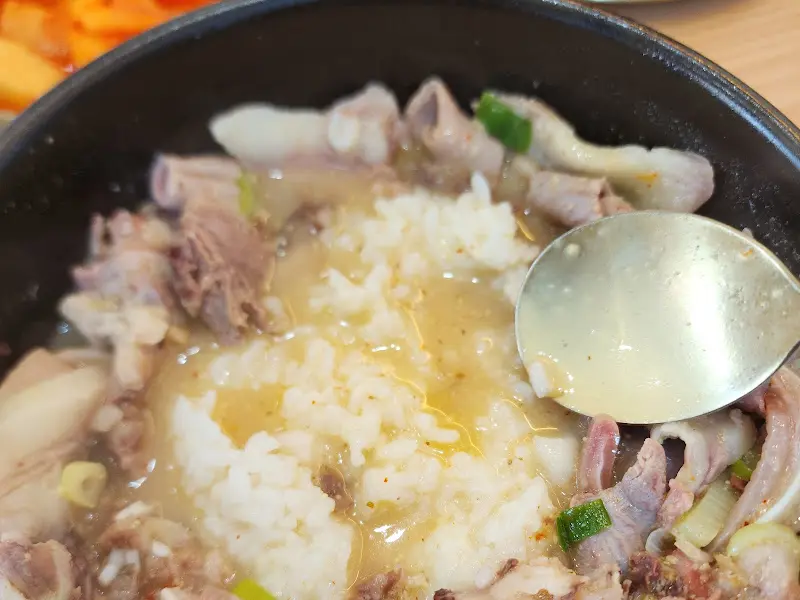 순대국밥에 밥을 말아먹는 모습