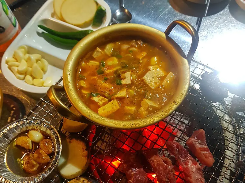 숯불 위에서 끓고 있는 된장찌개