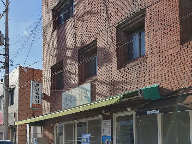 붉은 벽돌 건물의 옛날고기집 외관