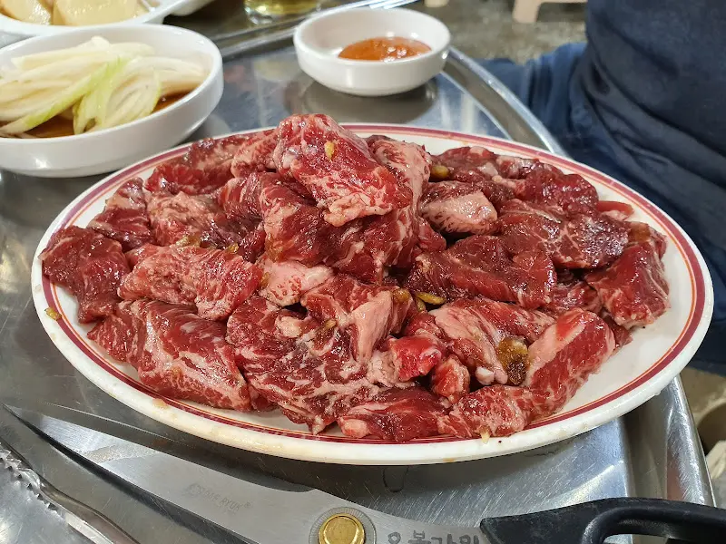 신선한 갈비살 한 접시