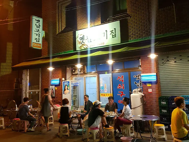 저녁 시간, 손님들로 북적이는 옛날고기집