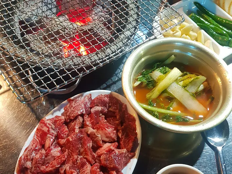 숯불과 갈비살, 그리고 맛있는 반찬들