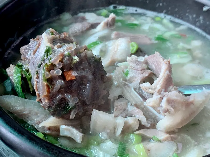 순대 속에 들어간 고추가 살짝 매콤한 맛을 더한 수제 순대