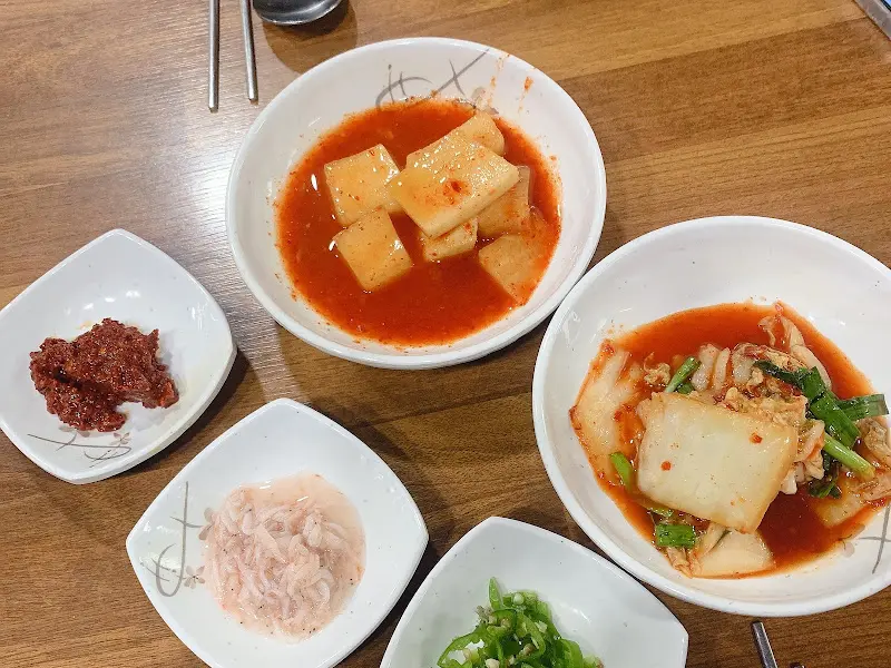 소박하지만 정성이 느껴지는 반찬들