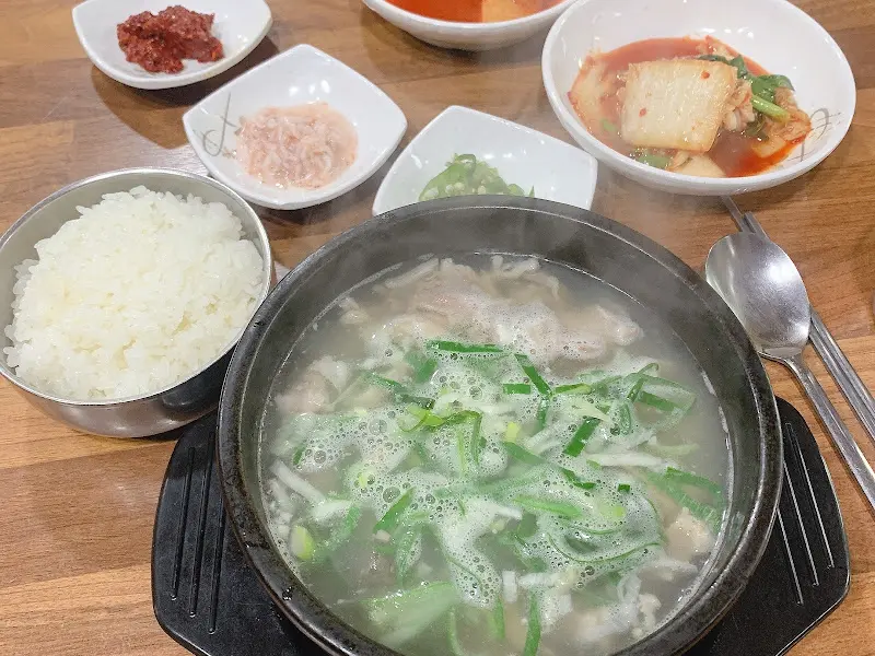 순대국밥과 밥 한 공기, 그리고 반찬들