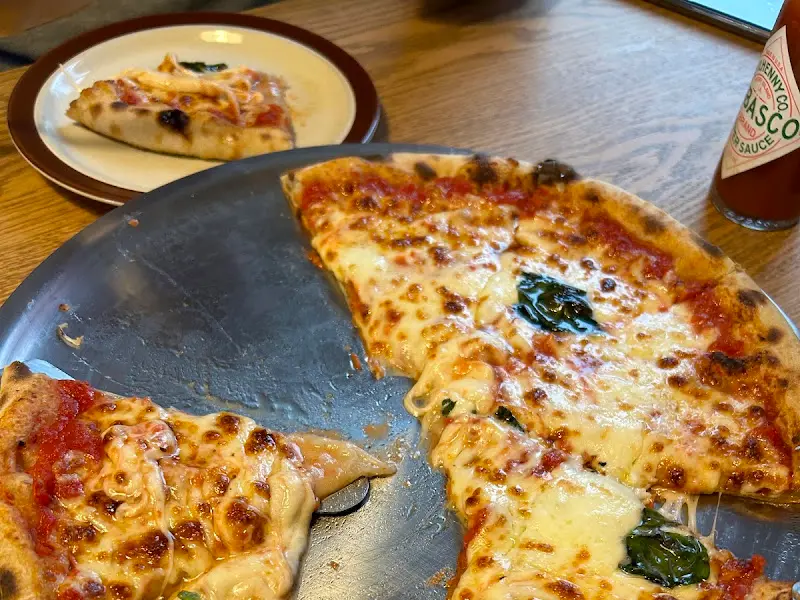 환상적인 비주얼의 마르게리따 피자