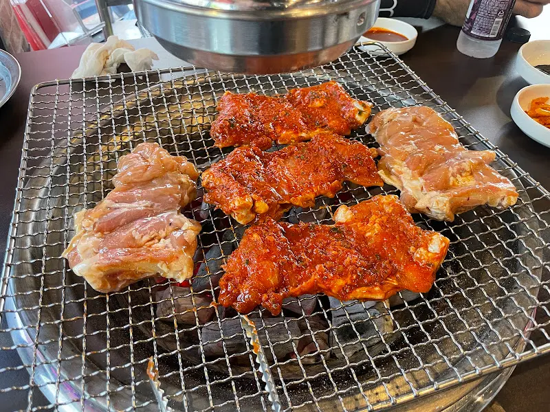 숯불 위에서 익어가는 닭갈비