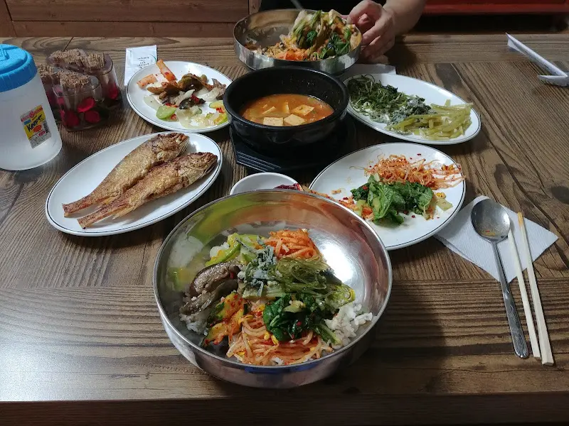 한 상 가득 차려진 콩나물 비빔밥