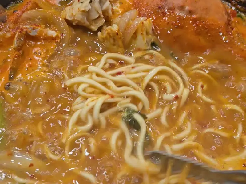 칼국수 사리를 넣은 꽃게알탕