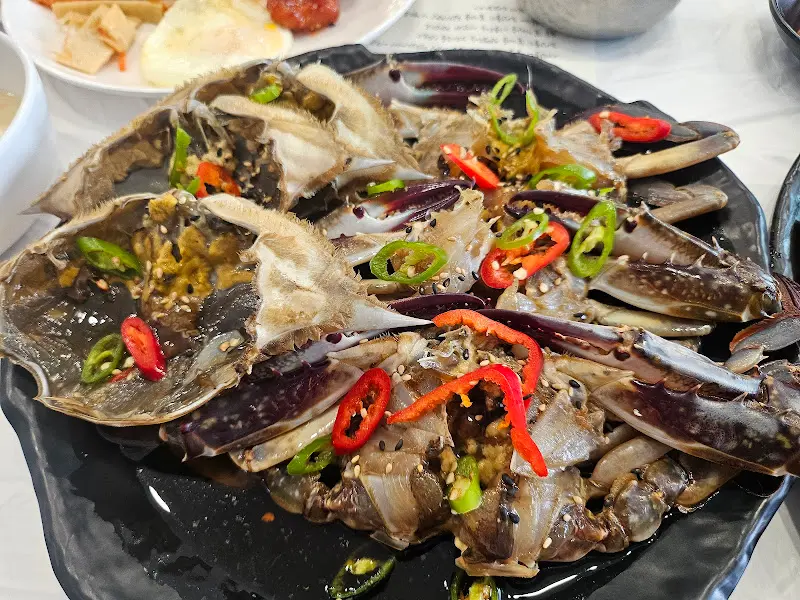 간장게장과 함께 즐기는 다양한 음식들