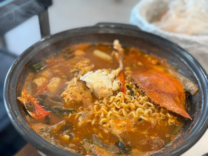 꽃게알탕과 라면사리의 조합