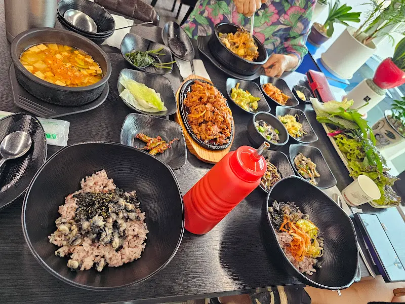 한 상 가득 차려진 음식들