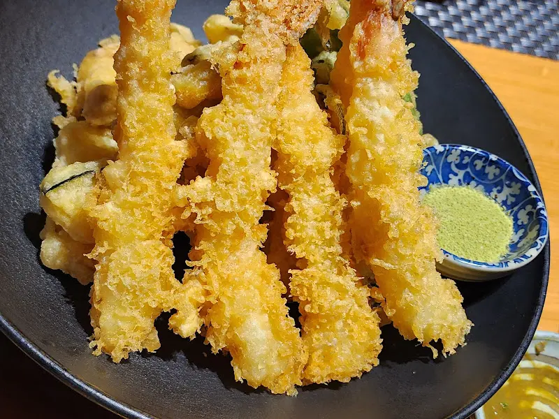 갓 튀겨져 나온 튀김