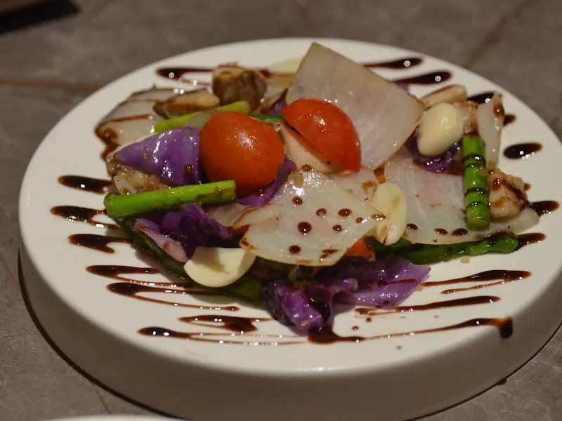 플레이팅이 돋보이는 샐러드