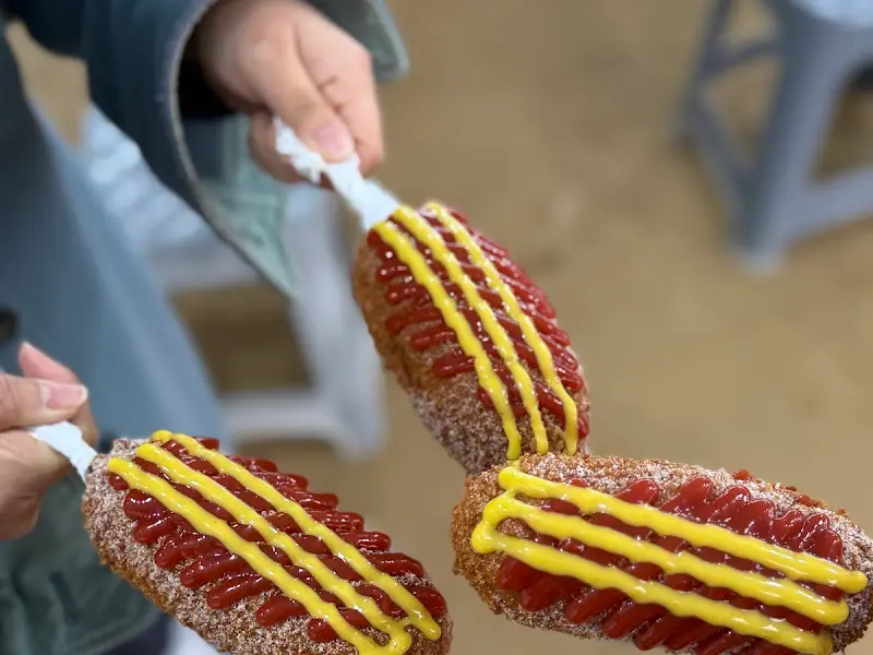 케첩과 머스타드가 뿌려진 연핫도그