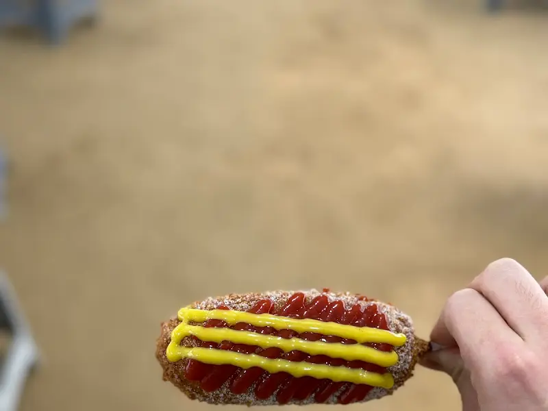 설탕, 케첩, 머스타드가 뿌려진 연핫도그