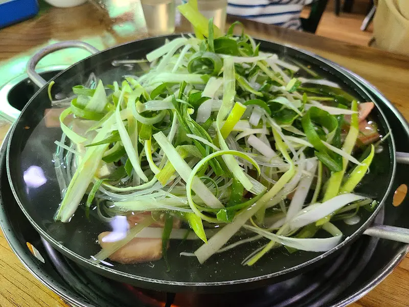 파가 듬뿍 올려진 부대찌개의 모습